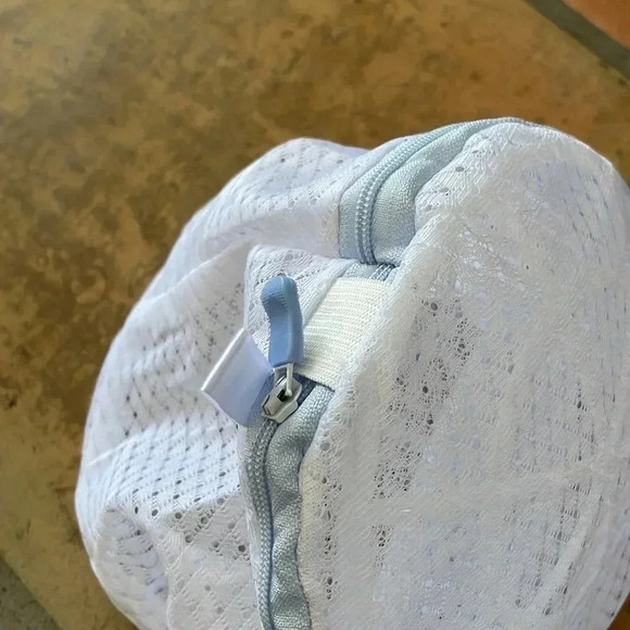 ❤️ NEW 2/$20 or 3/$25 Intimates Delicates Laundering Mesh Bag - Picture 6 of 7